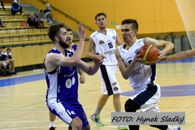 Výhra o 4 body na postup nestačila